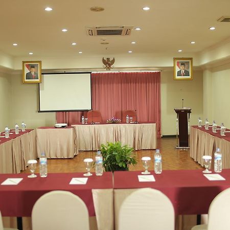 Weta International Hotel Surabaya Bagian luar foto
