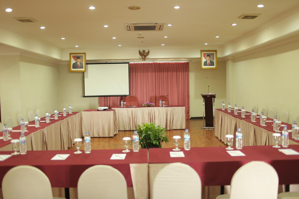 Weta International Hotel Surabaya Bagian luar foto