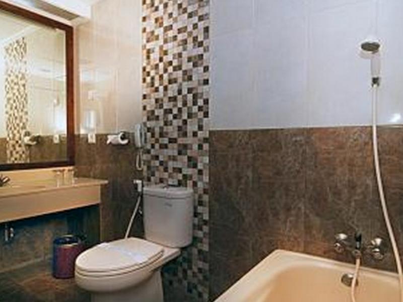 Weta International Hotel Surabaya Bagian luar foto