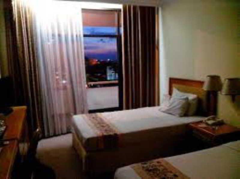 Weta International Hotel Surabaya Bagian luar foto