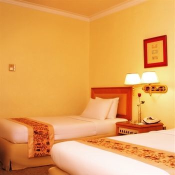 Weta International Hotel Surabaya Bagian luar foto