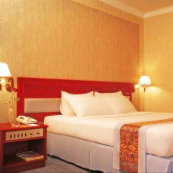 Weta International Hotel Surabaya Bagian luar foto