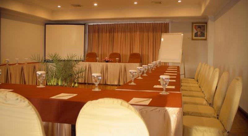 Weta International Hotel Surabaya Bagian luar foto
